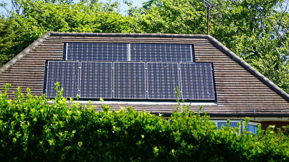 Pose de panneaux photovoltaïques sur une charpente bois
